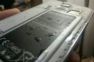 ระวัง!! พบรายงานน้ำสามารถซึมเข้า Galaxy S5 ได้