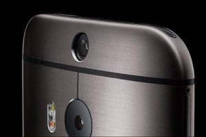ผู้ใช้ HTC One M8 เตือนกระจกเลนส์กล้องเกิดรอยง่าย