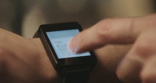 Samsung Gear Live นาฬิกาอัจฉริยะขับเคลื่อนบน Android Wear ตัวแรกของ Samsung