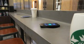 Starbucks เอาใจคนชอบเล่นสมาร์ทโฟน จับมือ Powermat ติดตั้งอุปกรณ์ชารจ์ไร้สายในร้าน