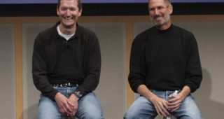 บริหารต่างกันอย่างไรระหว่าง Steve Jobs และ Tim Cook