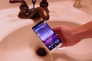 คลิปวีดีโอ LG G3 ป้องกันน้ำได้ในระดับหนึ่ง 