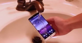 คลิปวีดีโอ LG G3 ป้องกันน้ำได้ในระดับหนึ่ง