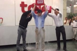 CEO True รับคำท้า #IceBucketChallengeTH จัดน้ำราดหัว บริจาค 1 ล้านบาทให้มูลนิธิ ALS