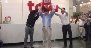 CEO True รับคำท้า #IceBucketChallengeTH จัดน้ำราดหัว บริจาค 1 ล้านบาทให้มูลนิธิ ALS