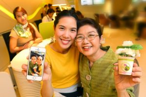 AIS ชวนสานรักวันแม่อบอุ่น สุขสันต์กับสิทธิพิเศษเพื่อแม่มากมาย