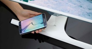 Samsung ล้ำ! เปิดตัว LED มอนิเตอร์รุ่นใหม่ มาพร้อมเทคโนโลยีชาร์จไร้สายสำหรับสมาร์ทโฟนรุ่นแรกในโลก