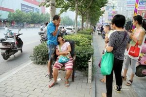 อุทาหรณ์!! คุณแม่ติดสมาร์ทโฟน ปล่อยลูกชายวัย 2 ขวบ ถูกรถชนจนเสียชีวิต