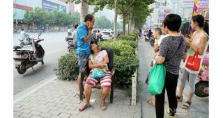 อุทาหรณ์!! คุณแม่ติดสมาร์ทโฟน ปล่อยลูกชายวัย 2 ขวบ ถูกรถชนจนเสียชีวิต