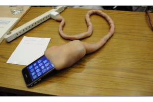 ประหลาด! ญี่ปุ่นผลิตสายสะดือชาร์จ iPhone ออกขาย ขยับได้เหมือนจริง