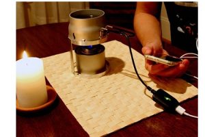 Candle Charger อุปกรณ์สุดล้ำ สำหรับชาร์จแบตเตอรี่สมาร์ทโฟนและแท็บเล็ตด้วยเปลวเทียน