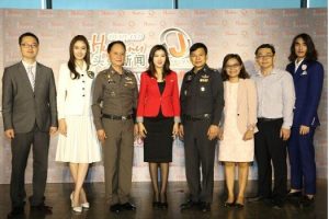 ปอย-ตรีชฎา ควงพระเอกใหม่สุดเซอร์ วิน-พงศพัศ ร่วมงาน Thailand Headlines เปิดตัว SMS ข่าวภาษาจีน ครั้งแรกและที่เดียวในประเทศไทย