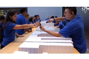 ทุบสถิติ!! Apple ประกาศยอดจอง iPhone 6s และ iPhone 6s Plus มากกว่า 10 ล้านเครื่องแล้ว