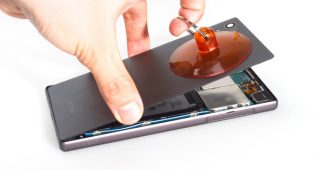 แนะนำวิธีการแกะ Sony Xperia Z5 เพื่อเปลี่ยนแบตเตอรี่สำหรับช่างซ่อม