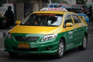 ผู้โดยสารเข้าแจ้งความ หลังแท็กซี่ปฏิเสธไม่รับผู้โดยสาร! ก่อนปัดมือถือกระแทกหน้าขณะถ่ายรูปไว้เป็นหลักฐาน