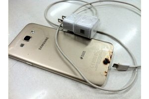 เจ้าเก่า!! ผู้ใช้งานแชร์ภาพ Samsung Galaxy A8 ช็อตขณะชาร์จแบตเตอรี่ หวิดไฟไหม้บ้าน