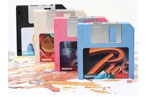 Remax Diskette แบตเตอรี่สำรองดีไซน์สุดเก๋ คล้ายแผ่น Floppy Disk ความจุมากถึง 5000 mAh