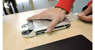Apple Store ประเทศญี่ปุ่นโชว์ติดฟิล์ม iPhone ด้วยเครื่องมือจาก Belkin แม่นยำ ล้ำสุดๆ!