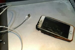 ระทึก!! iPhone 6 ระเบิดบนเครื่องบิน ลูกเรือดับได้ทันรอดหวุดหวิด