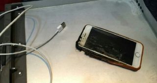 ระทึก!! iPhone 6 ระเบิดบนเครื่องบิน ลูกเรือดับได้ทันรอดหวุดหวิด