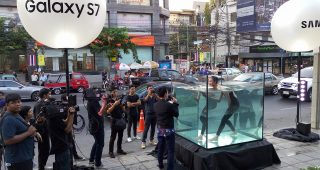 Samsung เปิดตัว Galaxy S7 edge | S7 โชว์ศักยภาพมือถือกันน้ำ กลางย่านทองหล่อ