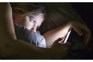 รู้หรือไม่? แสงจากหน้าจอสมาร์ทโฟน ส่งผลเสียต่อสมอง และร่างกายมหาศาล!!