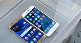 ทดสอบคุณสมบัติกันน้ำของ iPhone 6s และ Samsung Galaxy S7 edge ใครจะอยู่ใครจะไป มาดูกัน!