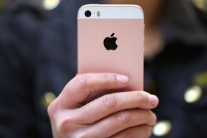 สื่อนอกเผย!! iPhone SE แบตเตอรี่ใช้งานได้นานกว่า iPhone 6s และ Samsung Galaxy S7