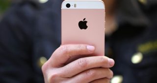 สื่อนอกเผย!! iPhone SE แบตเตอรี่ใช้งานได้นานกว่า iPhone 6s และ Samsung Galaxy S7