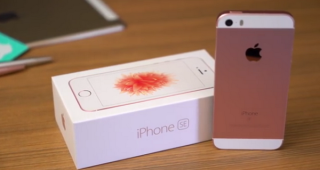 มาแล้ว!! คลิปวิดีโอแกะกล่อง iPhone SE ตัวเล็กสเปคโดน สีโรสโกลด์หวานแหวว