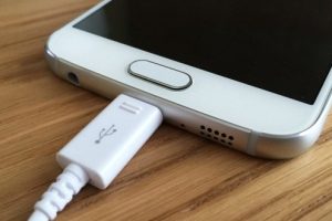 พฤติกรรมเสี่ยงระหว่างใช้มือถือขณะชาร์จแบตเตอรี่ อันตรายถึงชีวิต!!