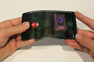 HoloFlex นวัตกรรมสมาร์ทโฟนหน้าจอยืดหยุ่น แสดงภาพโฮโลแกรม 3 มิติได้