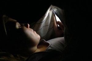 รู้หรือไม่? เล่นสมาร์ทโฟนในที่มืด เสี่ยงอาการตาบอดชั่วคราว