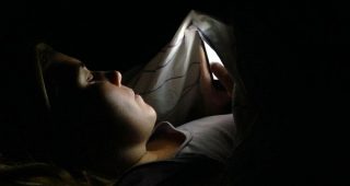 รู้หรือไม่? เล่นสมาร์ทโฟนในที่มืด เสี่ยงอาการตาบอดชั่วคราว