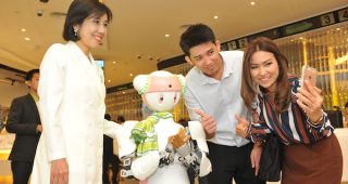 AIS สุดล้ำ บริการลูกค้าด้วยหุ่นยนต์ฝีมือคนไทย จากสถาบัน FIBO - KMUTT