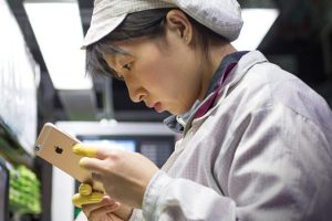 Foxconn โรงงานผลิต iPhone ปลดพนักงานเกือบแสนคน เตรียมใช้หุ่นยนต์ในการผลิตแทน