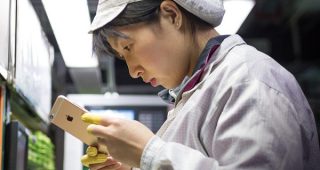 Foxconn โรงงานผลิต iPhone ปลดพนักงานเกือบแสนคน เตรียมใช้หุ่นยนต์ในการผลิตแทน