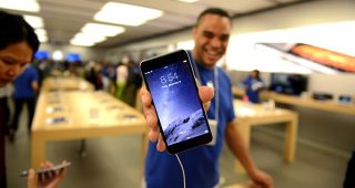 โจรแสบ!! แต่งกายเลียนแบบพนักงาน Apple Store เข้าไปขโมย iPhone รวมมูลค่ากว่า 2.3 ล้านบาท