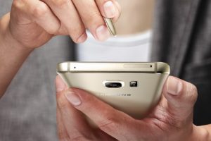 ผู้ใช้งานวีนแตก! Samsung Galaxy Note 5 หน้าจอม่วง ศูนย์บริการหงายการ์ด 