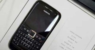 ยังไง?! Meizu ร่อนบัตรเชิญเปิดตัวสมาร์ทโฟนรุ่นใหม่ พร้อมแนบ Nokia E71 ชวนให้สงสัย!