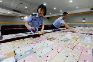 ตำรวจจีนรวบตัวกลุ่มคนร้ายล้วงกระเป๋า เจอของกลางเป็นมือถือกว่า 500 เครื่อง!!