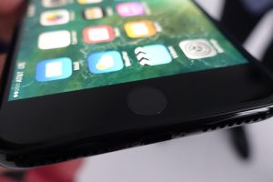 สื่อนอกเผย!! ปุ่มโฮมของ iPhone 7 จะไม่สามารถใช้งานได้ขณะสวมถุงมือ