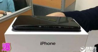 iPhone 7 Plus แบตเตอรี่บวมไม่ทราบสาเหตุ ดันแผงหน้าจอทะลัก!