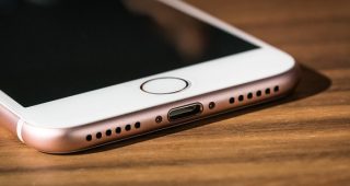 iPhone 7 เครื่องใหม่เพิ่งถอยมาจากศูนย์ ใช้ไม่ทันไรจอเป็นเส้นซะแล้ว!!