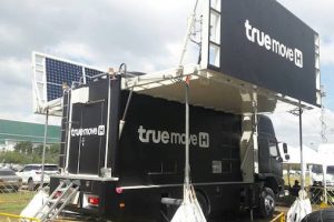 True อวดรถขยายสัญญาณมือถือบริเวณสนามหลวง ใช้พลังงานจากแสงอาทิตย์