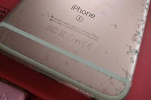 แชร์กระหน่ำ iPhone 6s สีลอกขั้นรุนแรง เหมือนเพิ่งวิ่งฝ่าระเบิดมา!