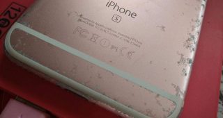 แชร์กระหน่ำ iPhone 6s สีลอกขั้นรุนแรง เหมือนเพิ่งวิ่งฝ่าระเบิดมา!