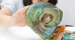 LG ได้เป็นพาร์ทเนอร์ผลิตจอ OLED แบบพับงอได้ให้กับ Apple, Google และ Microsoft