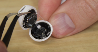 iFixit ชำแหละหูฟังไร้สาย AirPods พร้อมกล่องชาร์จแบตฯ ด้านในมีอะไรบ้างไปดูกันเลย!