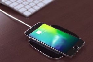 สื่อนอกตีข่าว! iPhone 8 จะมาพร้อมเทคโนโลยีชาร์จไร้สายระยะไกล